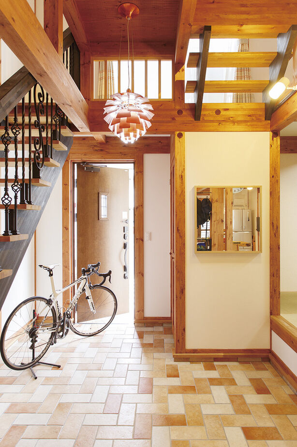 綿半林業 【1000万円台/ひのき】自然素材を使って間取りもデザインもパーフェクト！広い玄関土間が旧家の雰囲気の家の建築実例画像2