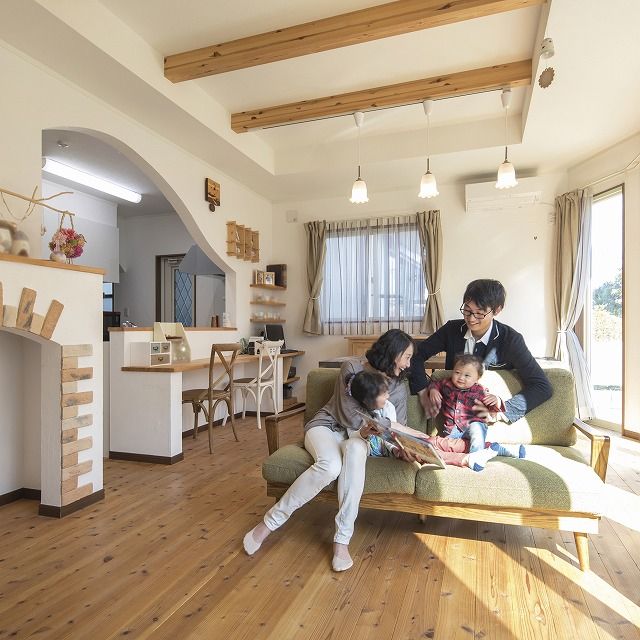 アヴィエスホーム 【間取り図有/32坪/1,500万円～1,999万円】塗り壁の爽やかさをまとったカフェ風リビングのおうちの建築実例画像2