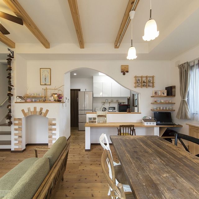 アヴィエスホーム 【間取り図有/32坪/1,500万円～1,999万円】塗り壁の爽やかさをまとったカフェ風リビングのおうちの建築実例画像3