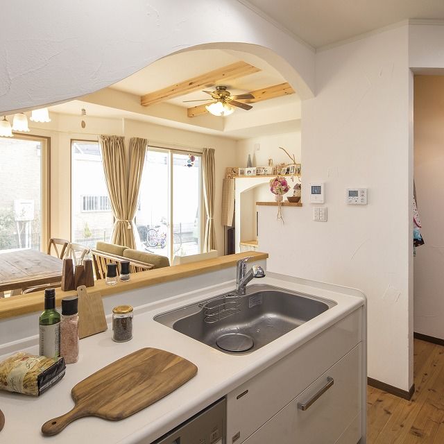 アヴィエスホーム 【間取り図有/32坪/1,500万円～1,999万円】塗り壁の爽やかさをまとったカフェ風リビングのおうちの建築実例画像4