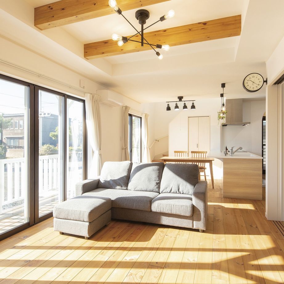 アヴィエスホーム 【37坪/1500万円～1999万円】塗り壁と無垢材が心地いい。内外が繋がるアメリカンハウスの建築実例画像2