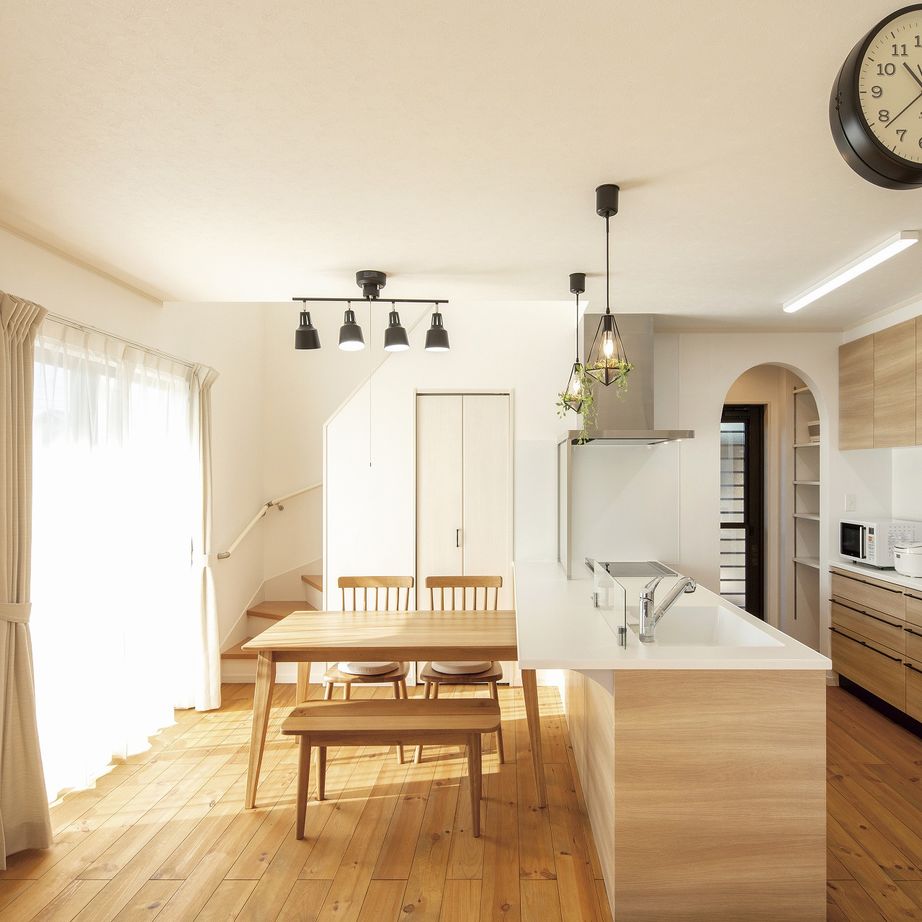 アヴィエスホーム 【37坪/1500万円～1999万円】塗り壁と無垢材が心地いい。内外が繋がるアメリカンハウスの建築実例画像3