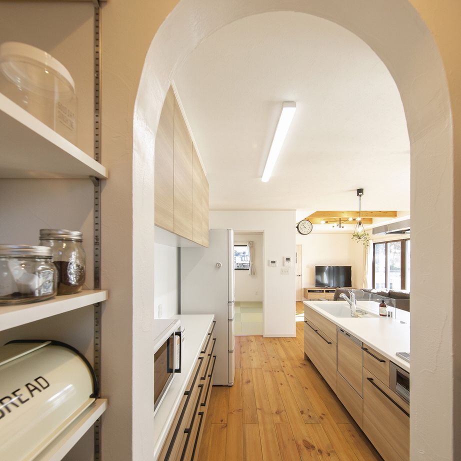 アヴィエスホーム 【37坪/1500万円～1999万円】塗り壁と無垢材が心地いい。内外が繋がるアメリカンハウスの建築実例画像4