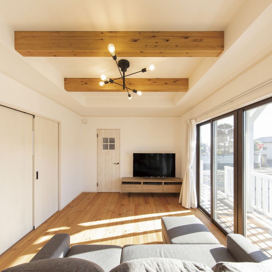 アヴィエスホーム 【37坪/1500万円～1999万円】塗り壁と無垢材が心地いい。内外が繋がるアメリカンハウスの建築実例画像5