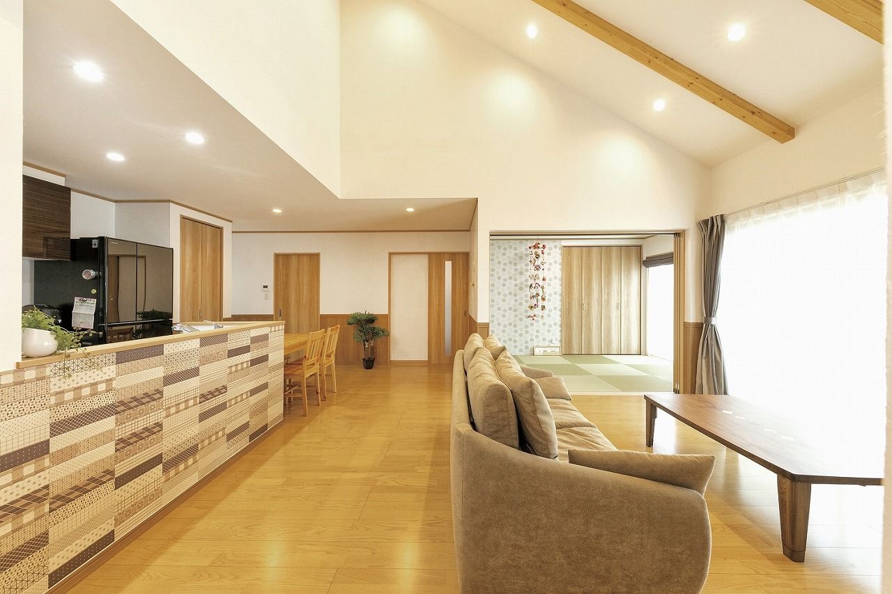 アヴィエスホーム 【間取り図有/39坪/2000～2499万円】健康塗り壁の爽やかさが心地いい！勾配天井で広々快適な平屋の住まいの建築実例画像2