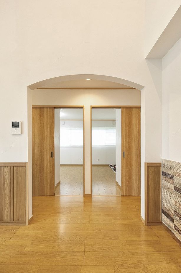 アヴィエスホーム 【間取り図有/39坪/2000～2499万円】健康塗り壁の爽やかさが心地いい！勾配天井で広々快適な平屋の住まいの建築実例画像8