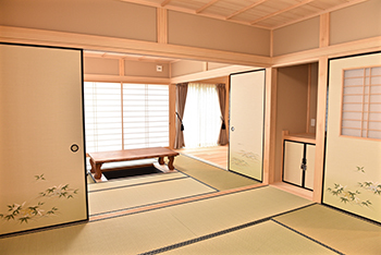 助川工務店 【2000万円台|30坪台|間取り|自然素材】匠の技が光る和室は上質な空間。古民家風のお洒落な和モダンハウスの建築実例画像2