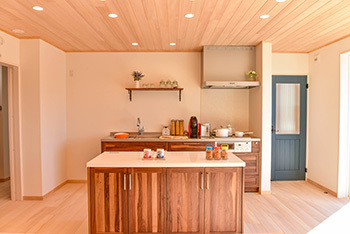 助川工務店 【2000万円台|40坪|間取り|土間玄関】青空に映える真っ白な外観がお洒落。光と風を優しく取り込む木の家の建築実例画像2