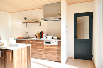 助川工務店 【2000万円台|40坪|間取り|土間玄関】青空に映える真っ白な外観がお洒落。光と風を優しく取り込む木の家の建築実例画像3