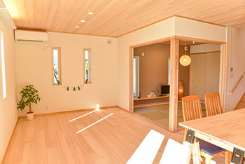 助川工務店 【2000万円台|40坪|間取り|土間玄関】青空に映える真っ白な外観がお洒落。光と風を優しく取り込む木の家の建築実例画像4