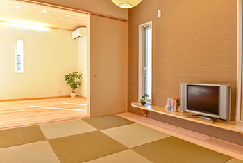 助川工務店 【2000万円台|40坪|間取り|土間玄関】青空に映える真っ白な外観がお洒落。光と風を優しく取り込む木の家の建築実例画像5