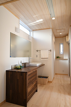 助川工務店 【2000万円台|40坪|間取り|土間玄関】青空に映える真っ白な外観がお洒落。光と風を優しく取り込む木の家の建築実例画像6