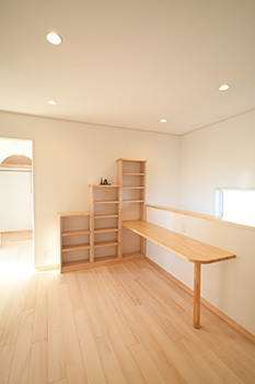 助川工務店 【2000万円台|40坪|間取り|土間玄関】青空に映える真っ白な外観がお洒落。光と風を優しく取り込む木の家の建築実例画像7