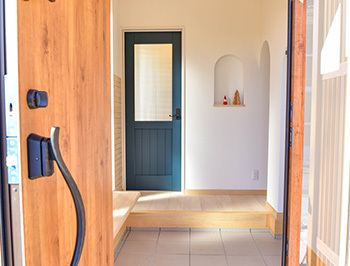 助川工務店 【2000万円台|40坪|間取り|土間玄関】青空に映える真っ白な外観がお洒落。光と風を優しく取り込む木の家の建築実例画像8