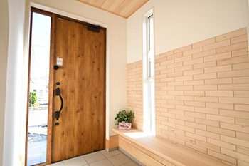 助川工務店 【2000万円台|40坪|間取り|土間玄関】青空に映える真っ白な外観がお洒落。光と風を優しく取り込む木の家の建築実例画像9