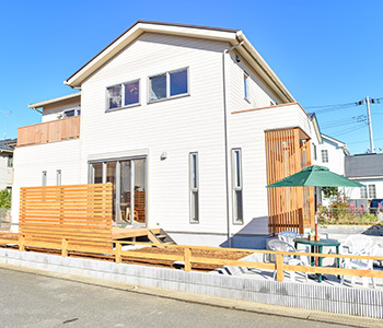 助川工務店 【2000万円台|40坪|間取り|土間玄関】青空に映える真っ白な外観がお洒落。光と風を優しく取り込む木の家の建築実例画像10