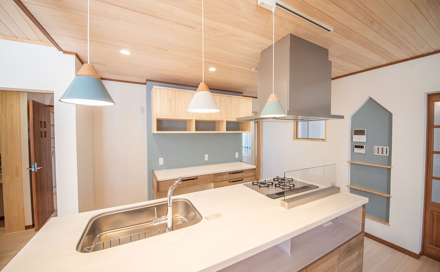 助川工務店 【平屋/自然素材/造作家具/間取り図有】勾配天井の開放感と、便利な生活動線が嬉しい「もみの木」の家の建築実例画像2