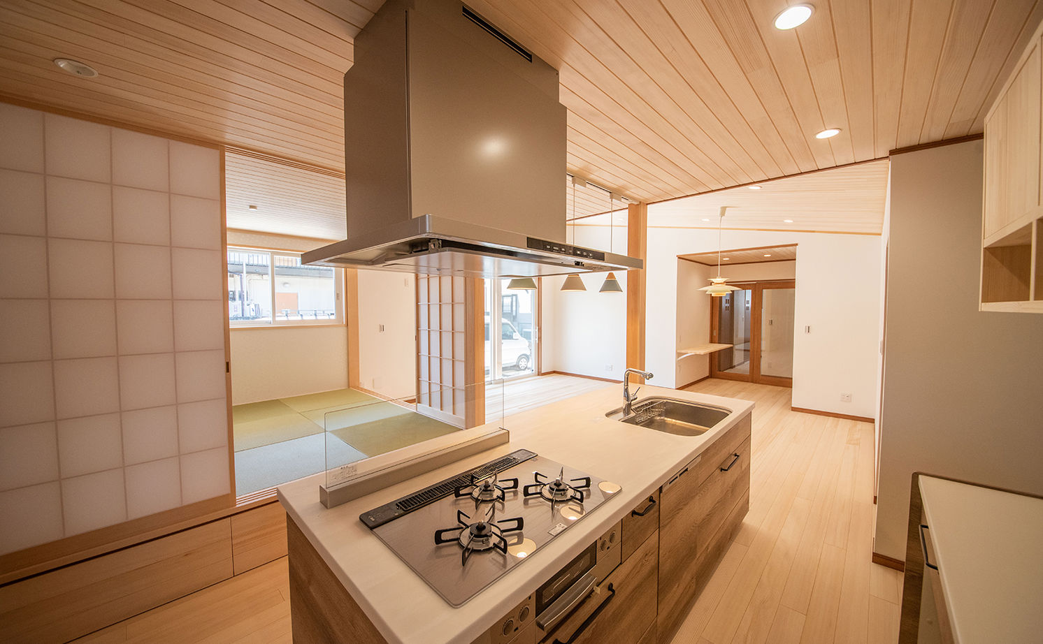 助川工務店 【平屋/自然素材/造作家具/間取り図有】勾配天井の開放感と、便利な生活動線が嬉しい「もみの木」の家の建築実例画像3