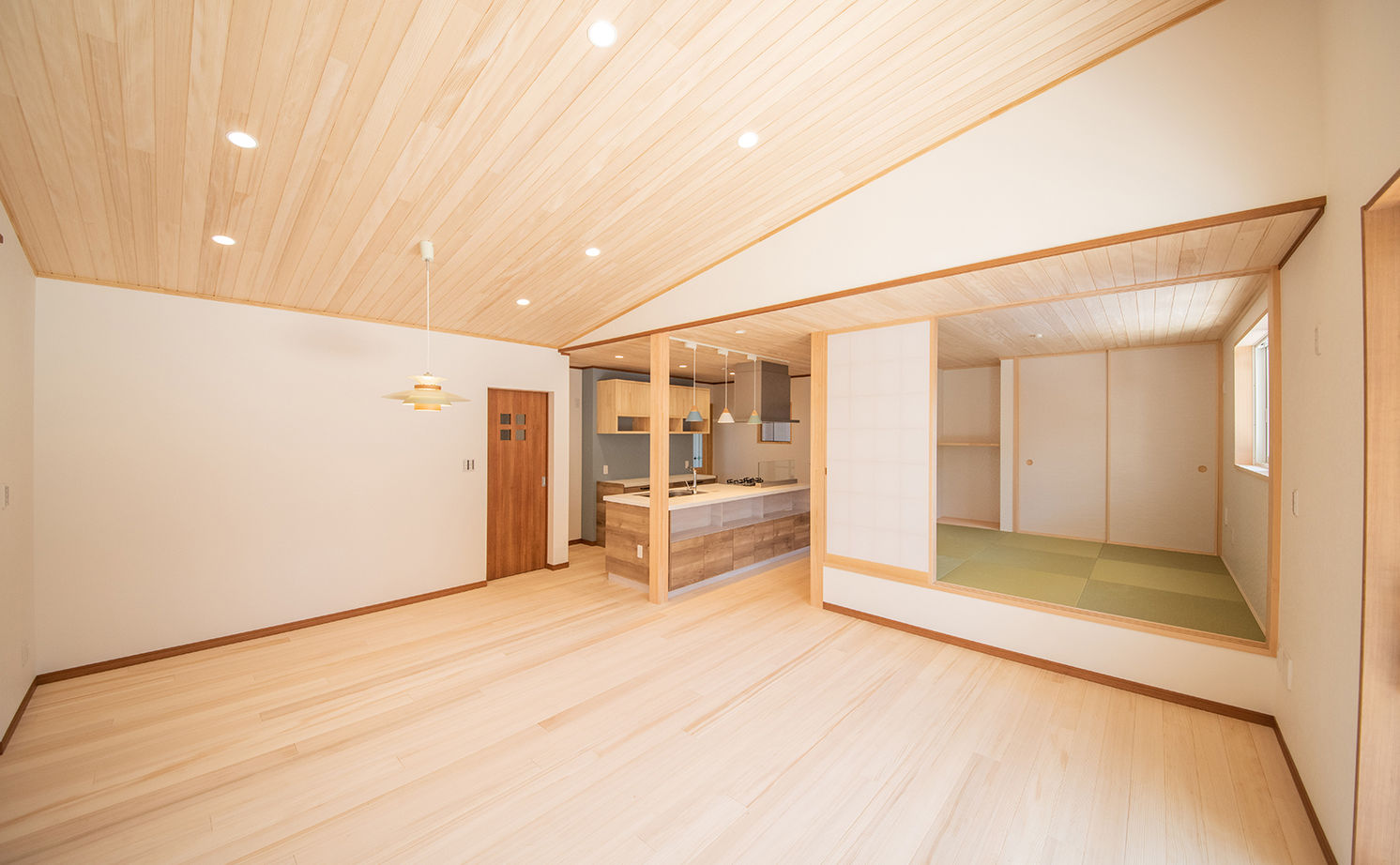 助川工務店 【平屋/自然素材/造作家具/間取り図有】勾配天井の開放感と、便利な生活動線が嬉しい「もみの木」の家の建築実例画像6