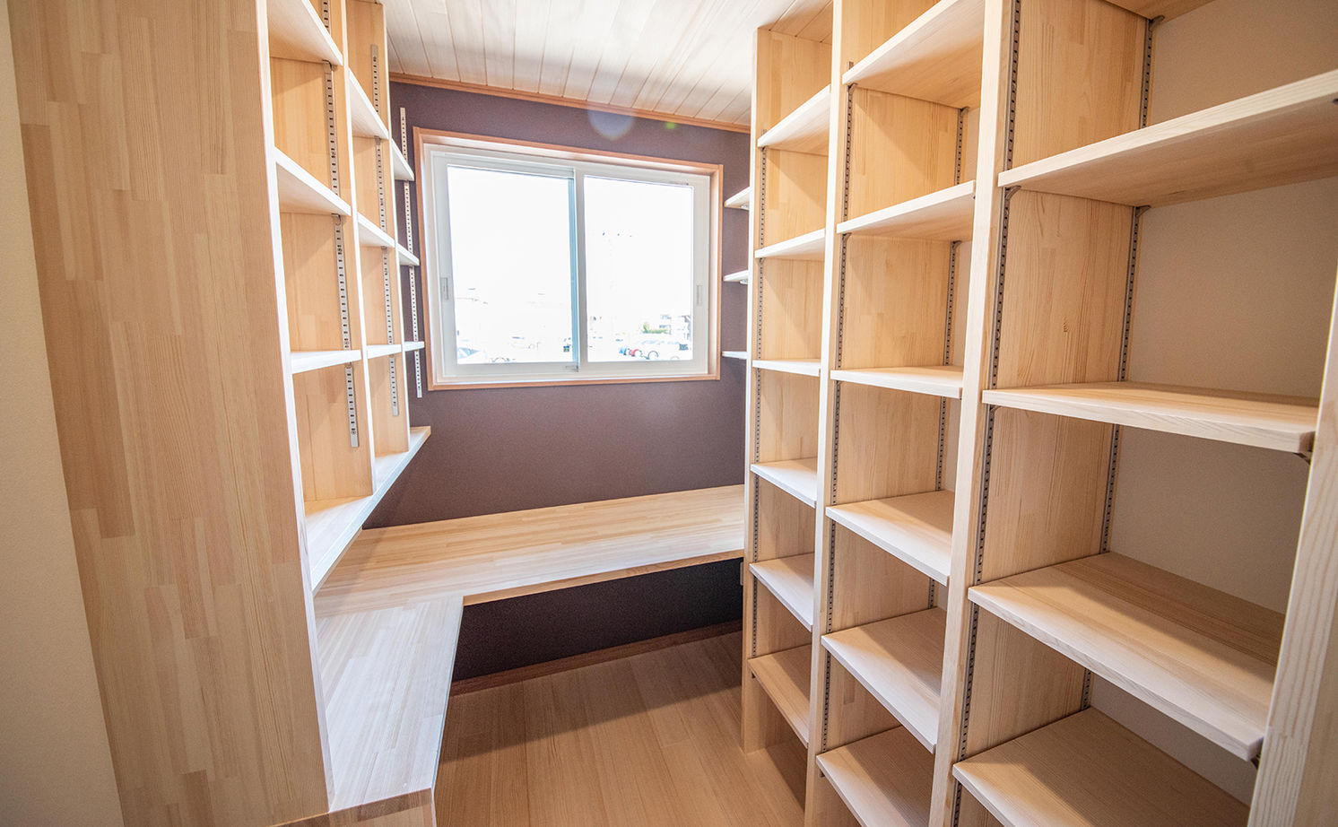 助川工務店 【平屋/自然素材/造作家具/間取り図有】勾配天井の開放感と、便利な生活動線が嬉しい「もみの木」の家の建築実例画像16