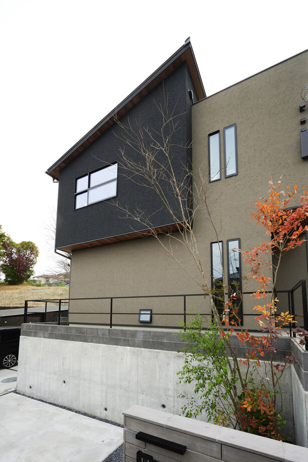 マルマインハウス 【生駒郡平群町／2500～3000万円】家族８人がのびのび暮らす。床と天井に高低差をつけた立体的空間設計の建築実例画像1