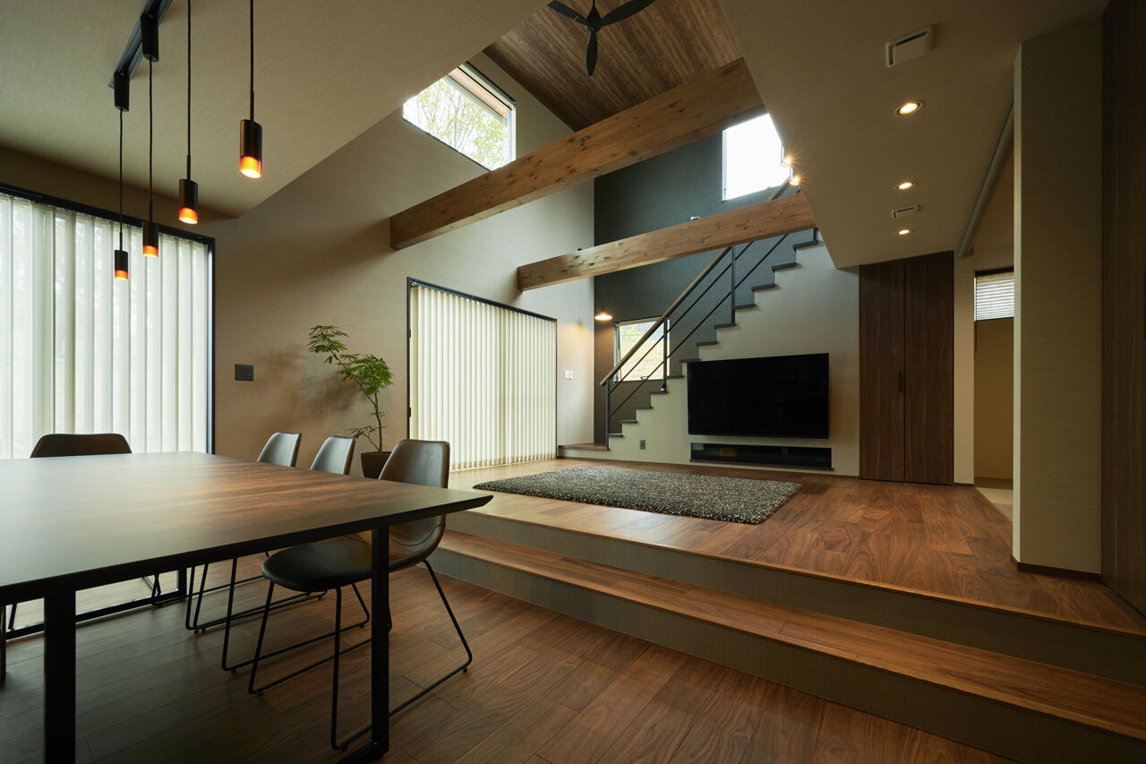 マルマインハウス 【生駒郡平群町／2500～3000万円】家族８人がのびのび暮らす。床と天井に高低差をつけた立体的空間設計の建築実例画像2