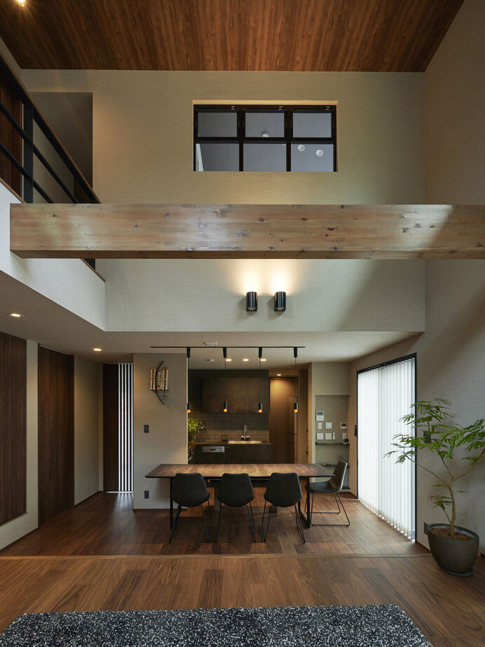 マルマインハウス 【生駒郡平群町／2500～3000万円】家族８人がのびのび暮らす。床と天井に高低差をつけた立体的空間設計の建築実例画像7