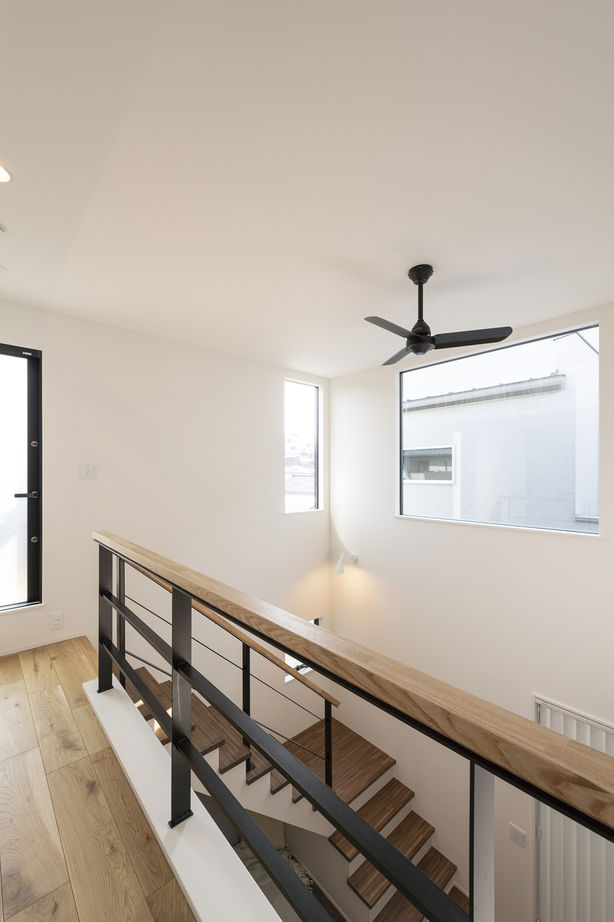 マルマインハウス 【奈良市／2200万円台】白とグレーのグラデーションが映える。スタイリッシュさとやわらかさが共生する家の建築実例画像3