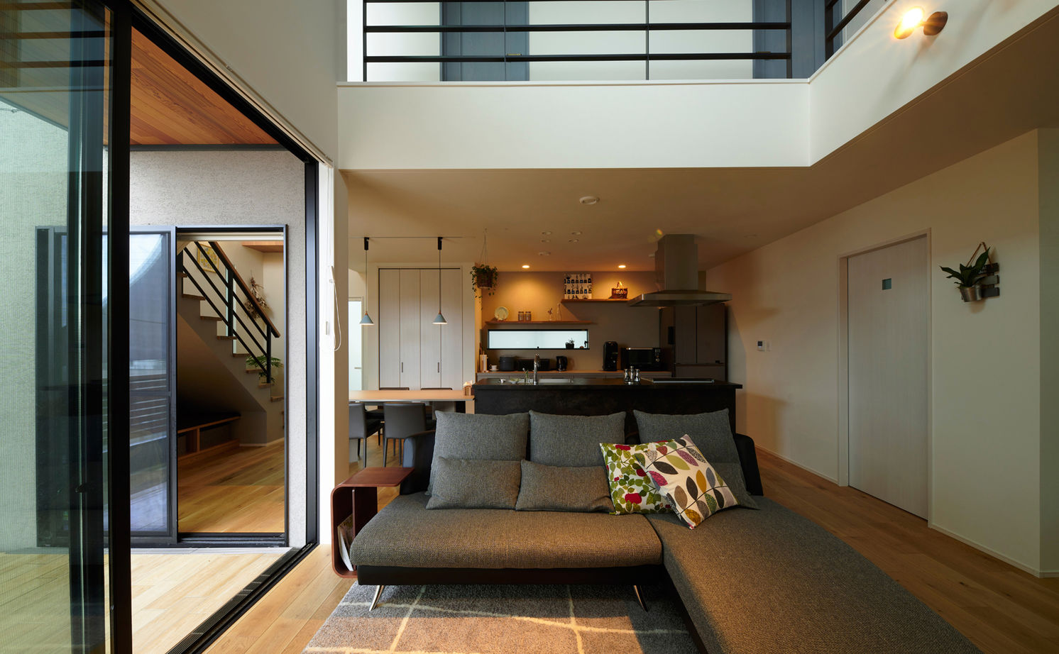 マルマインハウス 【奈良県/2820万円/間取り有】吹き抜けリビングとひと続きのテラス　こだわり抜いた設計力で一体感のある家の建築実例画像6