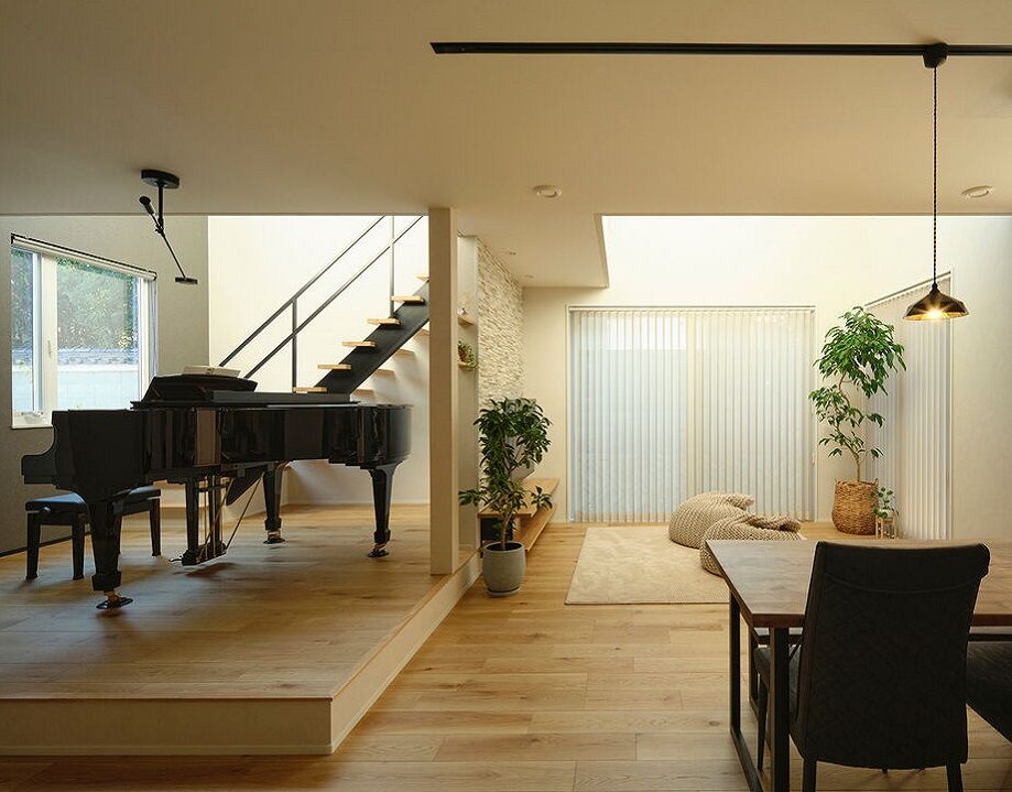 マルマインハウス 【生駒郡/3000～3500万円/グランドピアノのある家/間取り】2つの吹抜けが立体感を演出する、上質感漂う邸宅の建築実例画像2