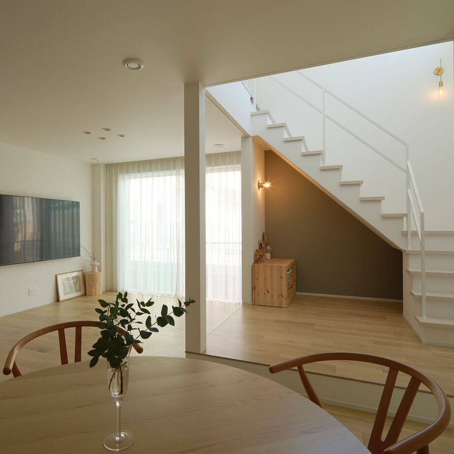 マルマインハウス 【大和郡山市/2000万円台/30坪/2階建て/間取図】白×くすみカラーで映える、生活感を隠した癒しの家の建築実例画像2