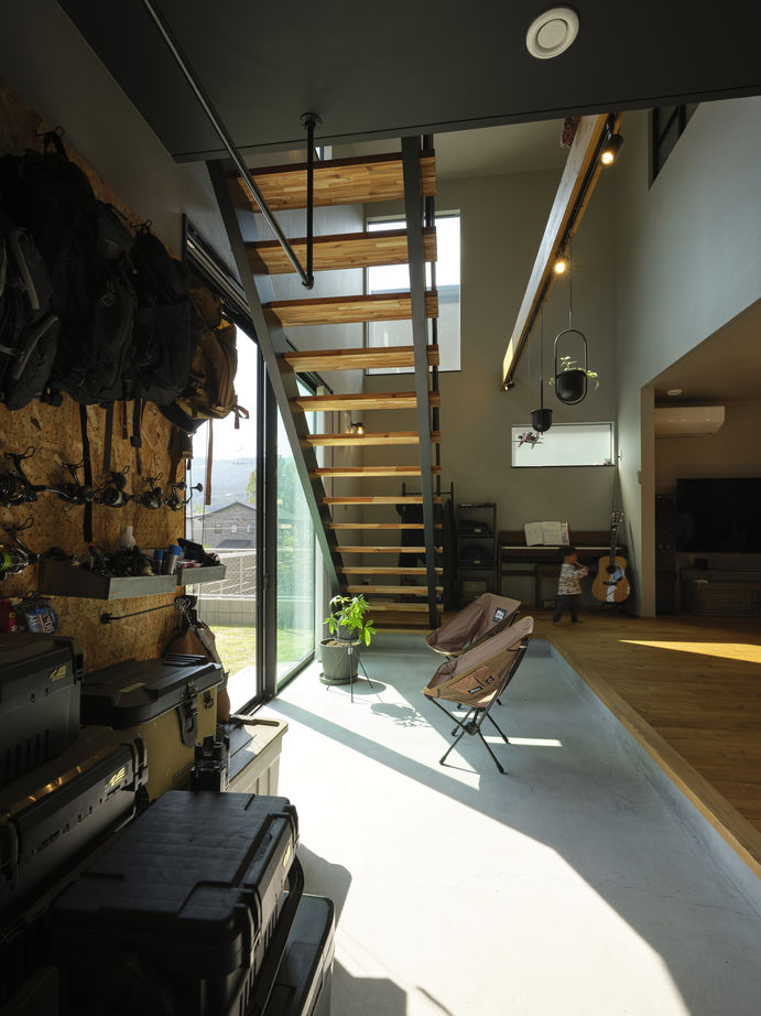 マルマインハウス “アウトドア家族”らしいダイナミックにレイアウトされた土間がよくなじんだ、“外での遊びが充実する家”の建築実例画像3