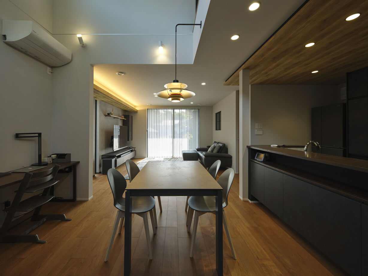 マルマインハウス ダイナミックな吹抜けなど、空間を立体的に使うことで、“上質さ”も“機能面”も実現の建築実例画像2