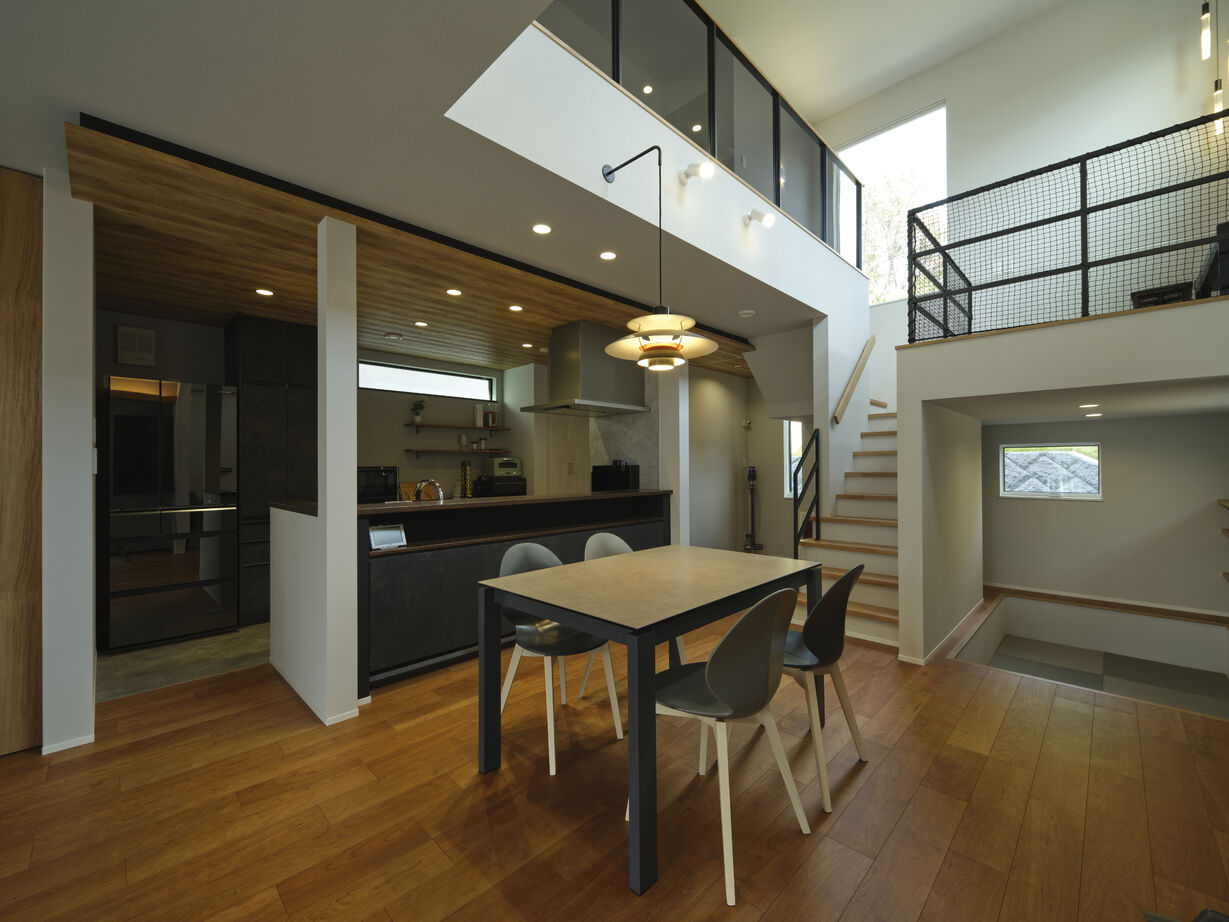 マルマインハウス ダイナミックな吹抜けなど、空間を立体的に使うことで、“上質さ”も“機能面”も実現の建築実例画像4