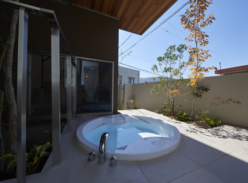 マルマインハウス 【生駒市／2階リビング/中庭ジャグジー】生駒山の景色がいつも見えるようにした２階LDKのお家の建築実例画像2