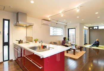 トヨタホーム 都市の家に光と風を呼び込む設計力　明るく広びろとした空間に人が集うの建築実例画像2