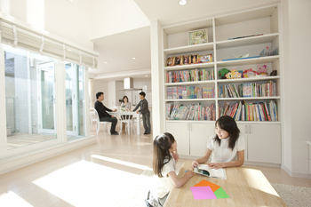 トヨタホーム 中庭と吹き抜けで光あふれる空間に。構造の強さが、自由なプランを実現の建築実例画像2