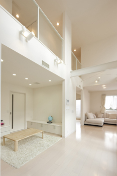 トヨタホーム 中庭と吹き抜けで光あふれる空間に。構造の強さが、自由なプランを実現の建築実例画像3