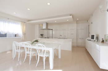 トヨタホーム 中庭と吹き抜けで光あふれる空間に。構造の強さが、自由なプランを実現の建築実例画像4