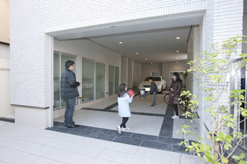 トヨタホーム 中庭と吹き抜けで光あふれる空間に。構造の強さが、自由なプランを実現の建築実例画像10