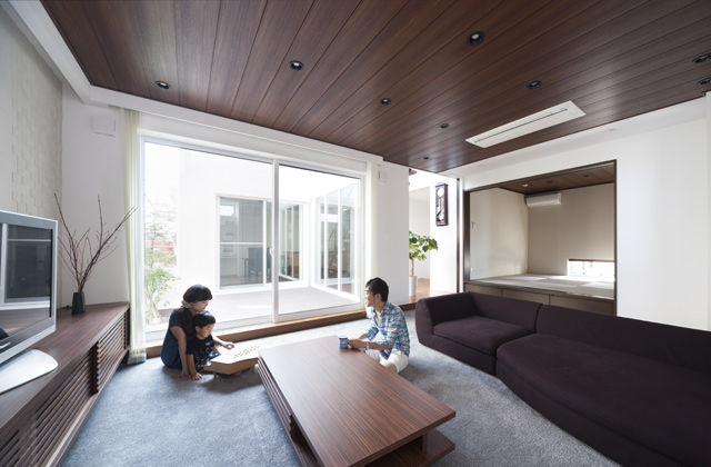 トヨタホーム 開放的な吹き抜けと、洗練されたデザインがゆとりを感じさせる住まいの建築実例画像1