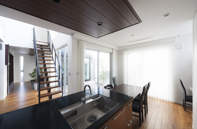 トヨタホーム 開放的な吹き抜けと、洗練されたデザインがゆとりを感じさせる住まいの建築実例画像2