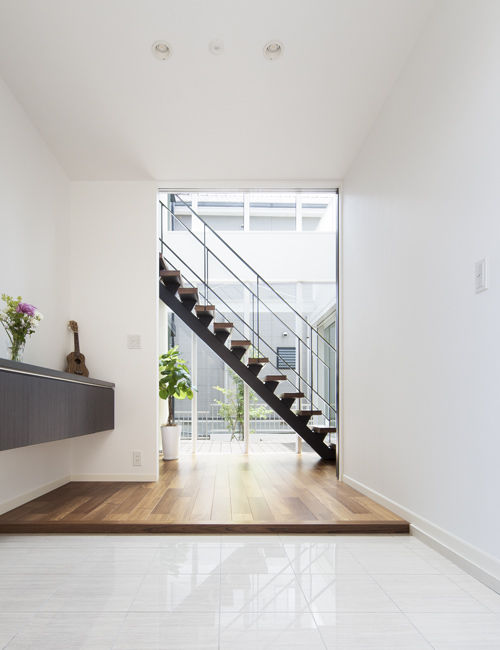 トヨタホーム 開放的な吹き抜けと、洗練されたデザインがゆとりを感じさせる住まいの建築実例画像4