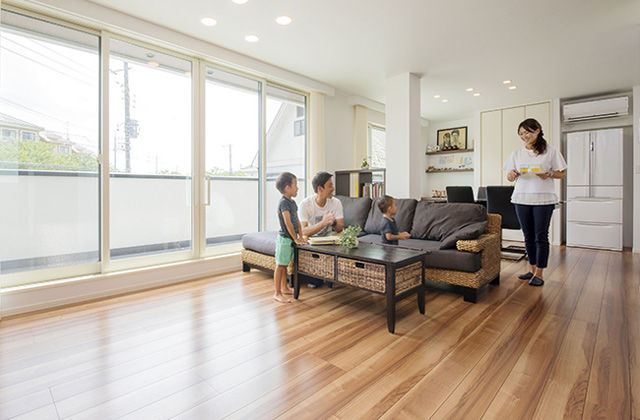 トヨタホーム 大きな開口で光あふれる開放的なリビングが家族のメインステージの建築実例画像3