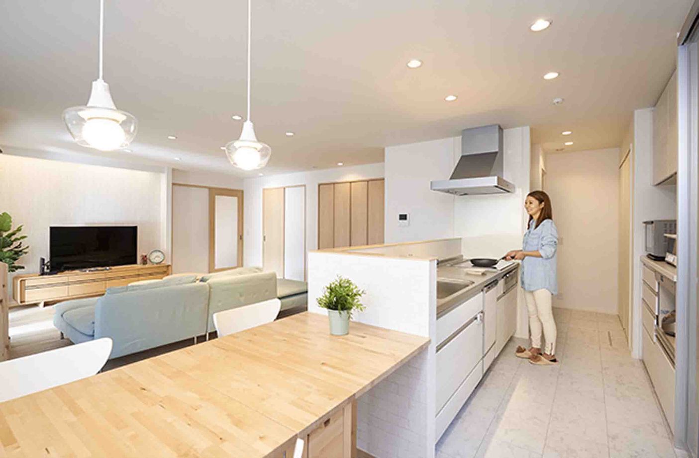 トヨタホーム 広々としたLDKを中心に暮らしを楽しむ、アメリカンテイストの平屋の建築実例画像2