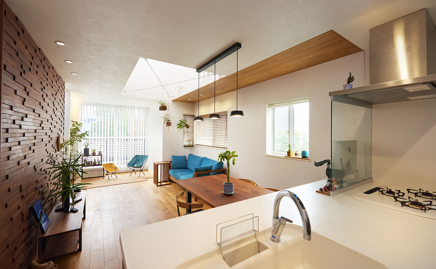 トヨタホーム 【30坪以下/ 吹抜け/3階建て】都市の狭小地でも空間を有効活用。吹き抜けのあるLDKを実現した3階建ての建築実例画像2