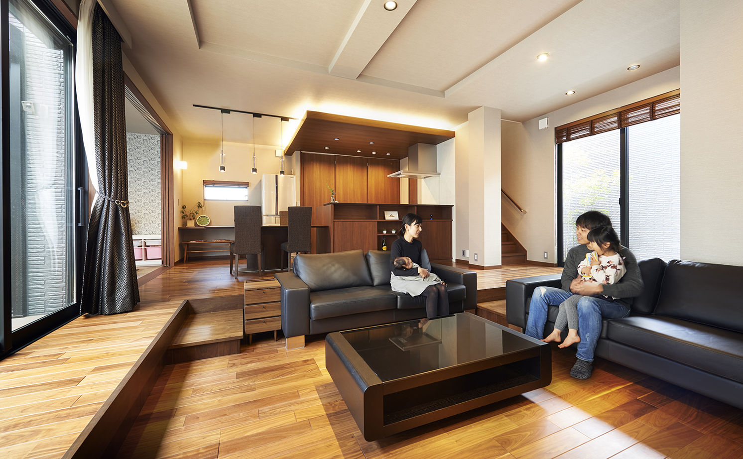 トヨタホーム 【65坪以下/インナーガレージ】テーマは「外に閉じ、内に開く」。想像以上の明るさと広がりを叶えた住まいの建築実例画像2