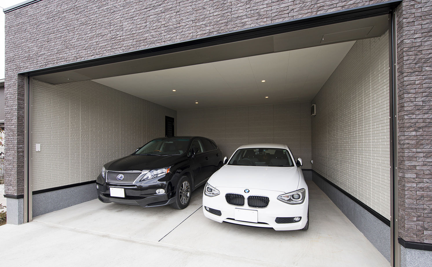 トヨタホーム 【65坪以下/インナーガレージ】テーマは「外に閉じ、内に開く」。想像以上の明るさと広がりを叶えた住まいの建築実例画像4