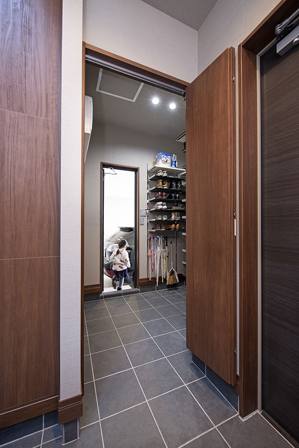 トヨタホーム 【65坪以下/インナーガレージ】テーマは「外に閉じ、内に開く」。想像以上の明るさと広がりを叶えた住まいの建築実例画像5