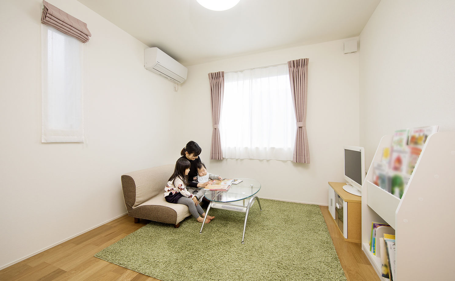 トヨタホーム 【65坪以下/インナーガレージ】テーマは「外に閉じ、内に開く」。想像以上の明るさと広がりを叶えた住まいの建築実例画像12